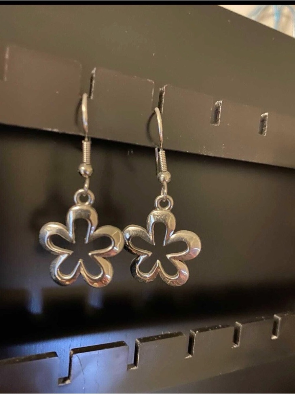 $10 BUNDLE ITEM / BUT NOW ! Silver Tone DAISY Flower Dangle Earrings